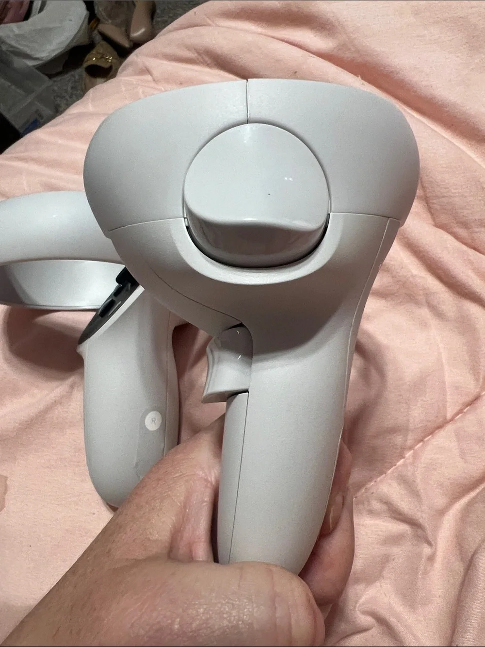 Standalone White VR Headset with Matching White Motion Controllers..Very Good